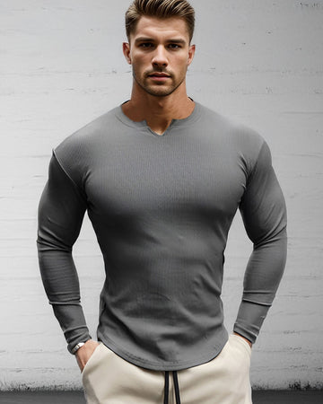 Muscle Fit T-Shirt aus technischer Baumwolle mit V-Ausschnitt und langen Ärmeln und Rippstrick 